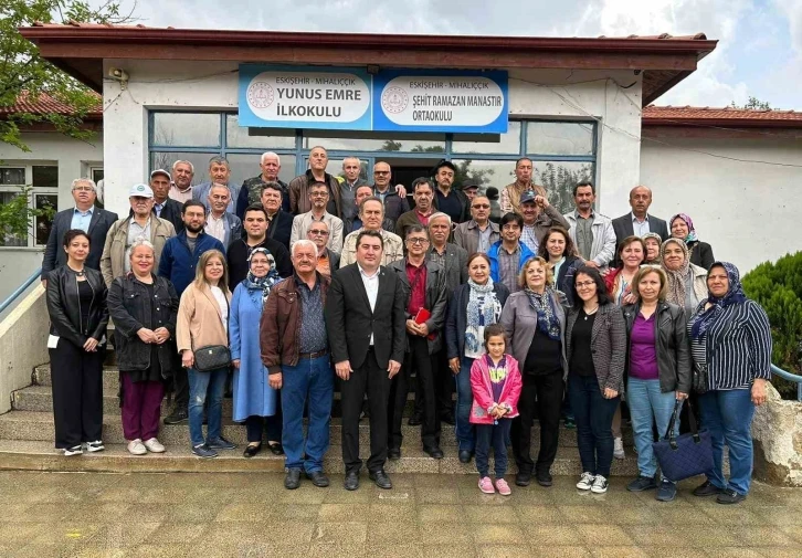 Yunus Emre İlkokulu’ndan 47 yıl önce mezun olan öğrenciler bir araya gelip hatıra ormanı açtı
