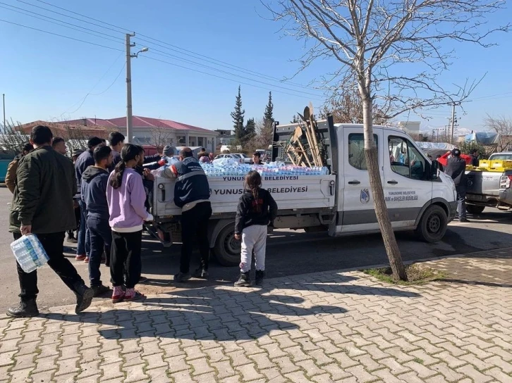 Yunusemre depremzedelerin yaralarını sarıyor
