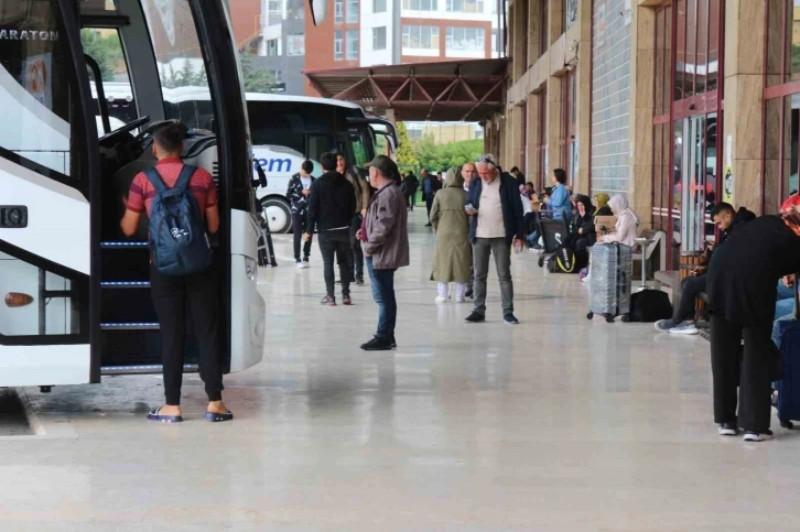 Yüzlerce depremzede, vatandaşlık görevi için memleketlerine oy kullanmaya gitti
