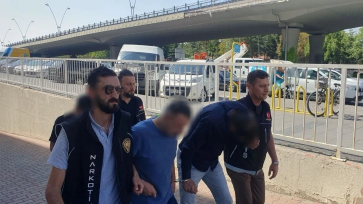 Zehir tacirleri narkotik polisinden kaçamadı
