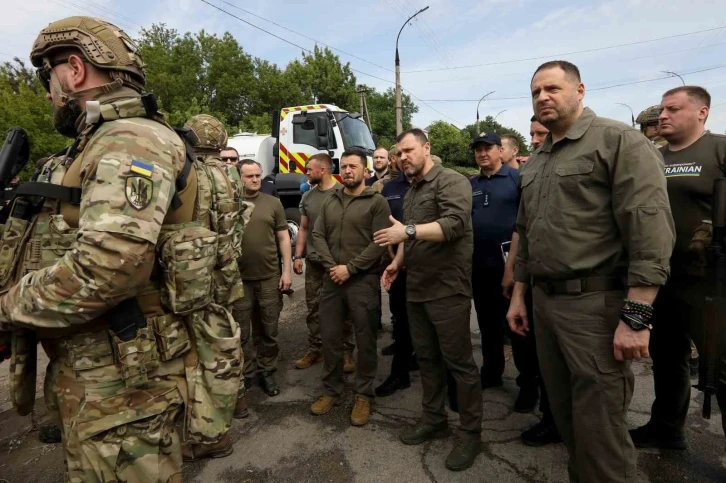 Zelenskiy’den hidroelektrik santralinin vurulduğu Herson’a ziyaret
