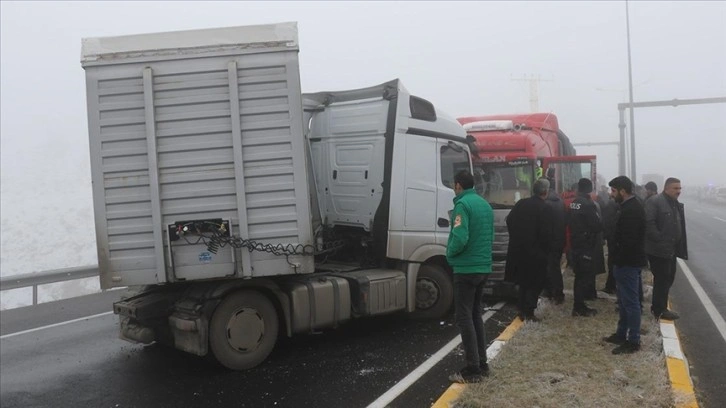 Zincirleme trafik kazası nedeniyle Ağrı-Van kara yolu 1 saat ulaşıma kapalı kaldı