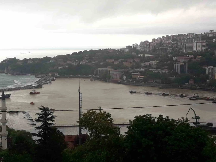 Zonguldak Limanı sarı renge döndü
