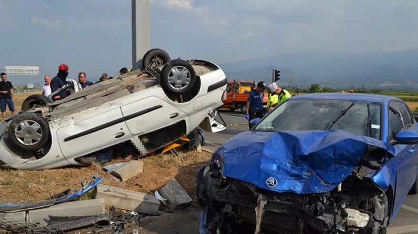 Korkunç kaza: 3 kişi hayatını kaybetti, 2 yaralı var