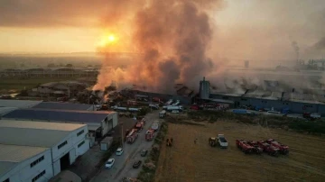 Bursa'da 10 ayrı fabrikayı küle çeviren yangın günün ilk ışıklarıyla böyle görüntülendi