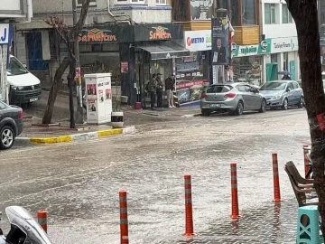 10 dakika yağdı, yollar göl oldu
