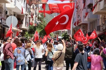 10 yıldır bu sokakta çocuk şöleni kutlanıyor
