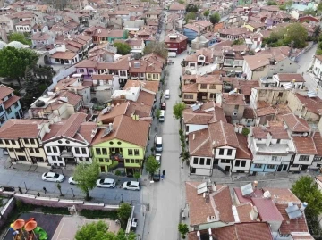 100 yıllık tarihe sahip rengarenk konakların olduğu sokakları gezenler geçmişe gidiyor
