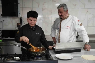 13 yaşındaki Buğra, depremzedelere yemek yaparken aşçılığa merak saldı
