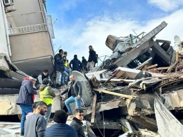 13 yaşındaki Göknur Bayraktar enkazdan çıkarıldı
