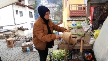 18 yaşındaki genç kız 7 yaşından beri pazar tezgahının başında
