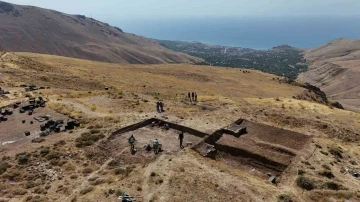 2 bin 300 rakımdaki Kef Kalesi kazısında Urartu’nun izleri araştırılıyor
