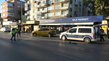 Bursa'da 2 otomobil çarpıştı, araçlardan biri markete daldı