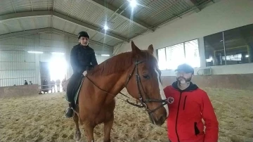 2 yıl önce hiç görmeden bindiği at ile şimdi yarışlara katılmaya hazırlanıyor
