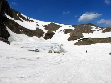 2015 yılında uydu üzerinden keşfedilen Munzur’daki buzul yerinde görüntülendi
