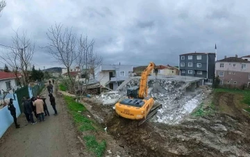 24 kaçak yapı daha belediye ekipleri tarafından yıkıldı
