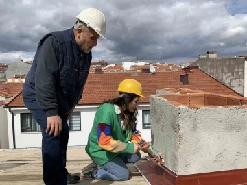 24 yaşındaki kadın çatı ustası baba mesleğini devam ettiriyor
