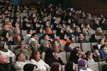 28 Şubat döneminin anlatıldığı &quot;Bin Yıl&quot; oyunu Başiskele’de sahnelendi
