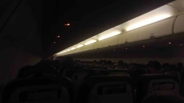 3 saat rötarlı kalkan uçakta türbülans paniği: Korku dolu anlar kamerada
