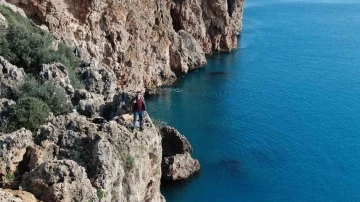 30 metrelik falezlerin ucunda tehlikeli balık avı
