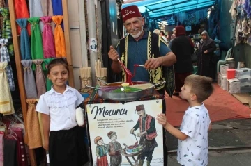 35 yıldır macun satarak geçimini sağlıyor
