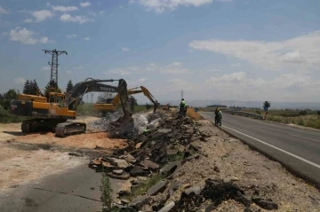 4 metreyi bulan kırılmanın olduğu yolda yenileme çalışmaları başladı
