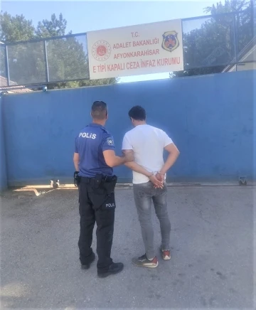 4 yıl 15 gün hapis cezası ile aranan şahsı polis yakaladı
