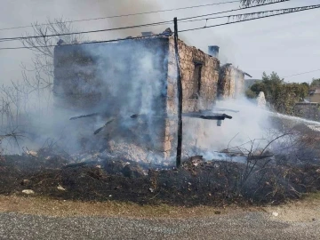 40 yıldır kullanılmayan ev yangında zarar gördü
