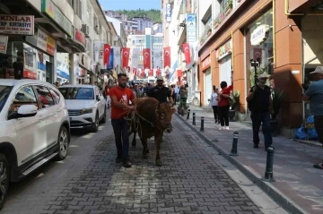 42. Kafkasör Festivali boğalı kortej yürüyüşüyle başladı
