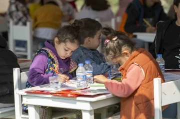 46 mahalleden 3 bin kadın, ’Evimiz Atölye ve Üretici Kadın Stantları Kadın Buluşması’nda bir araya geldi
