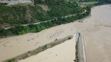 6 köyü ilçeye bağlayan yol çöktü
