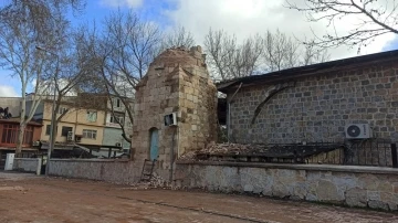 730 yıllık caminin minaresi artçı sarsıntılara dayanamadı
