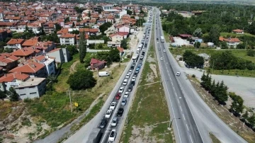 9 günlük tatilde Afyonkarahisar’dan 1 milyon 300 bine yakın araç geçiş yaptı
