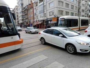 Acele eden sürücüler tramvay geçişlerine engel oldu
