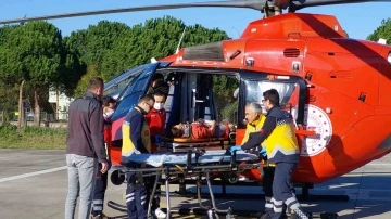 Acı haberi babasına haber vermeye giderken kazada yaralanan genç kız ambulans helikopterle hastaneye kaldırıldı