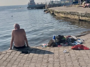 Adalar’da çöp yığınları içinde denize girdiler
