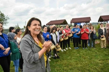 Adana Büyükşehir Belediyesi ve IOM işbirliğinde çilek hasadı etkinliği düzenlendi
