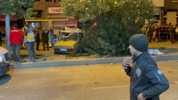 Adana‘da ağaca çarpan otomobil ikiye bölündü: 3 ölü, 2 yaralı
