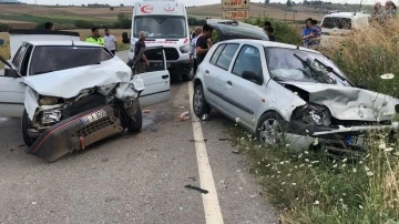 Adana’da iki araç kafa kafaya çarpıştı: 4 yaralı
