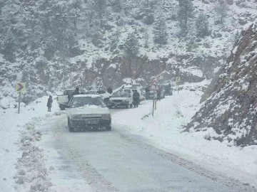 Adana’da karda mahsur kalan araçlar kurtarıldı