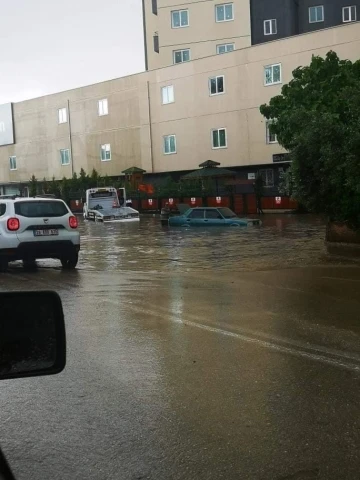 Adana’da sağanak yolları göle çevirdi, otomobil sular altında kaldı
