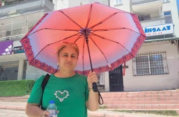 Adana’da şemsiye bu sefer sıcaktan korudu
