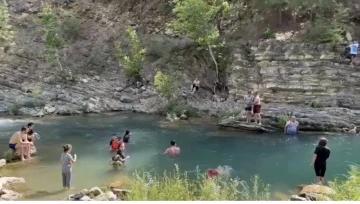 Adana’da sıcaklar 52 dereceyi geçti, vatandaşlar serin sularda ferahladı