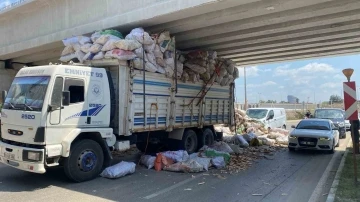 Tahta yüklü kamyon köprü altında sıkıştı