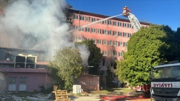 Adana'da eski hastane binasında yangın çıktı