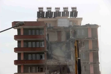 Adıyaman’da ağır hasarlı binaların yıkımı devam ediyor
