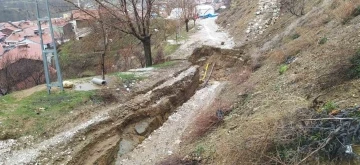 Adıyaman’da heyelan 1 iş makinesi ve otomobili yuttu