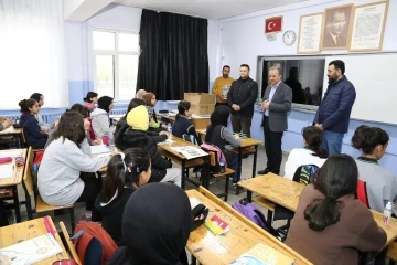 Adıyaman’da öğrencilere kırtasiye seti dağıtıldı
