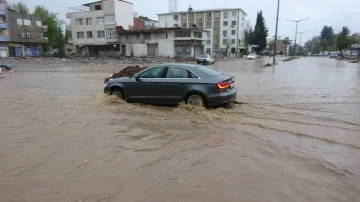 Adıyaman’da sağanak yağış cadde ve sokakları göle çevirdi
