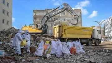 Adıyaman'da enkaz altındaki zirai ilaçlar uzman ekip tarafından çıkarılıyor